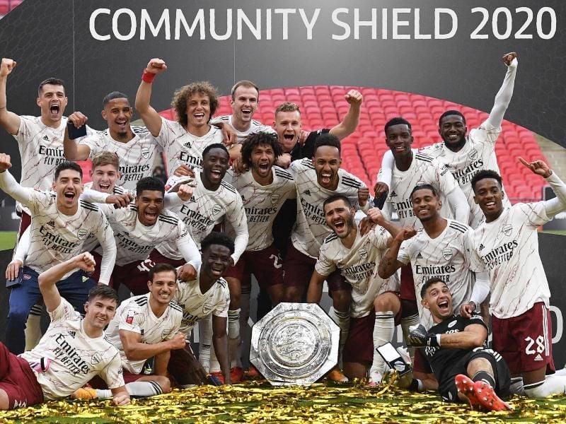 Die Spieler vom FC Arsenal feiern mit dem Pokal. Foto: Justin Tallis/Pool AFP/AP/dpa