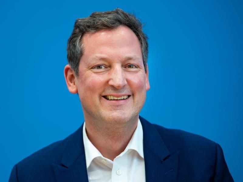 Eckart von Hirschhausen, Arzt und Wissenschaftsjournalist, lächelt. Foto: Monika Skolimowska/Archivbild
