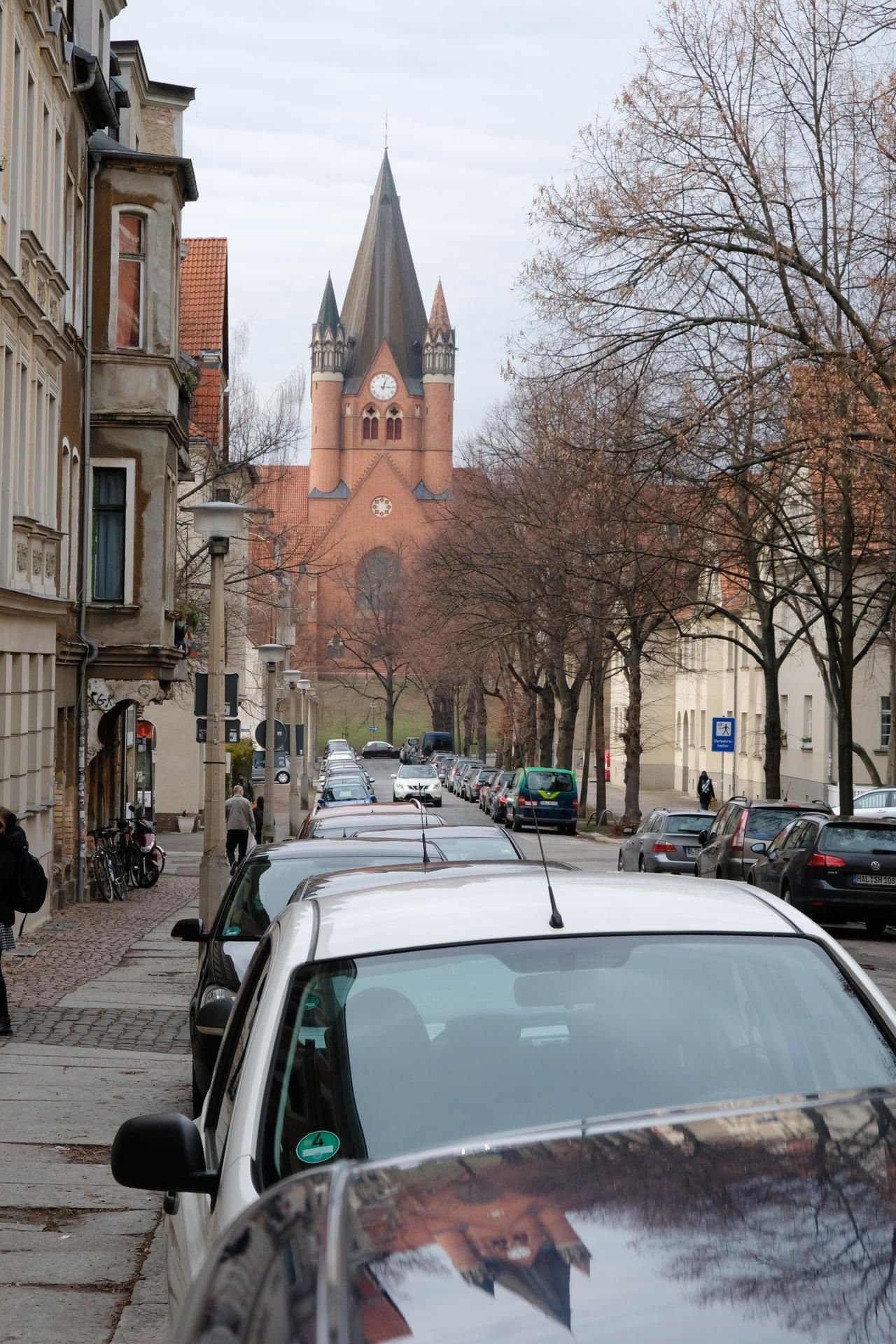 Das tägliche Bild im Paulusviertel: Autos parken die Straßen zu, die Stellplätze sind rar. Vor allem abends, wenn Anwohner von der Arbeit nach Hause kommen, geht die quälende Parkplatzsuche los.