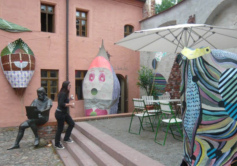 So sehen die Masken aus, die im Workcamp aus Flechtbooten der Weltausstellung entstanden sind. Was mit ihnen geschieht, ist noch nicht geklärt.
