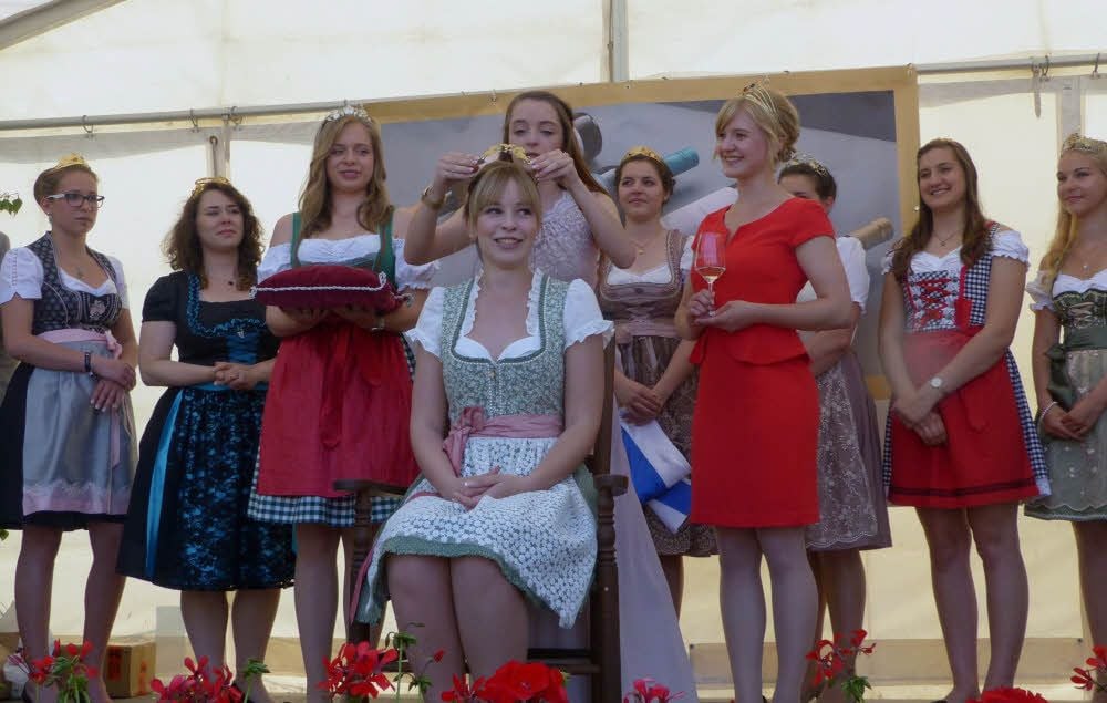 Die neue Weinprinzessin Teresa Lustig erhält von ihrer Vorgängerin Anna-Lisa Klauser die Krone.
