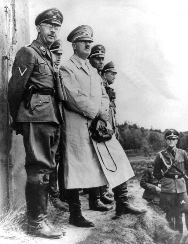 Die undatierte Aufnahme zeigt Reichsführer-SS Heinrich Himmler (l.) gemeinsam mit Diktator Adolf Hitler bei der Beobachtung eines Manövers.