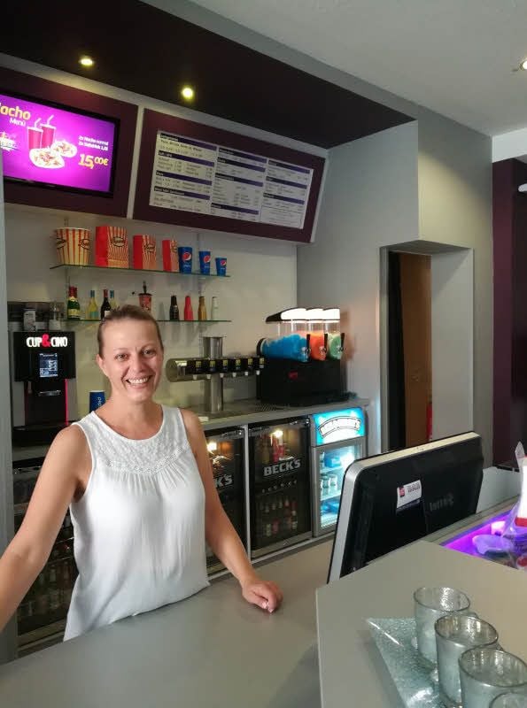 Diana Ehrhardt hinterm Tresen im Kino in Sangerhausen.