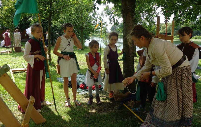 Die Kindergruppe wird in das Wurfspiel eingewiesen.