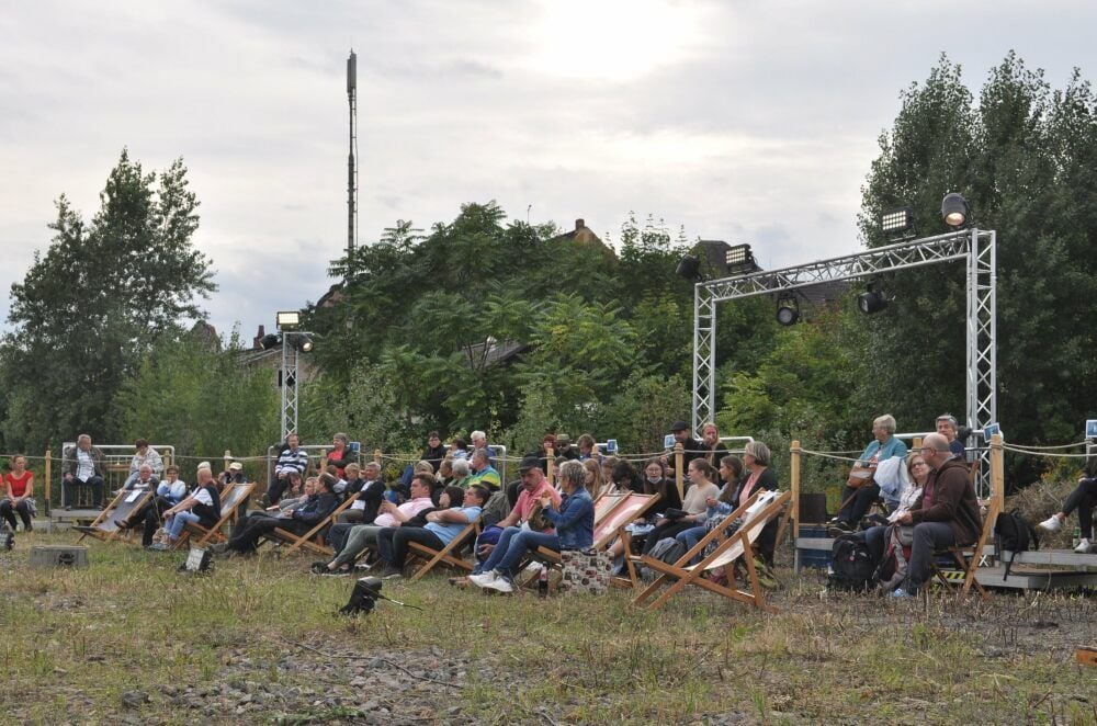 Teile des Publikums schauten das Stück im Liegestuhl.