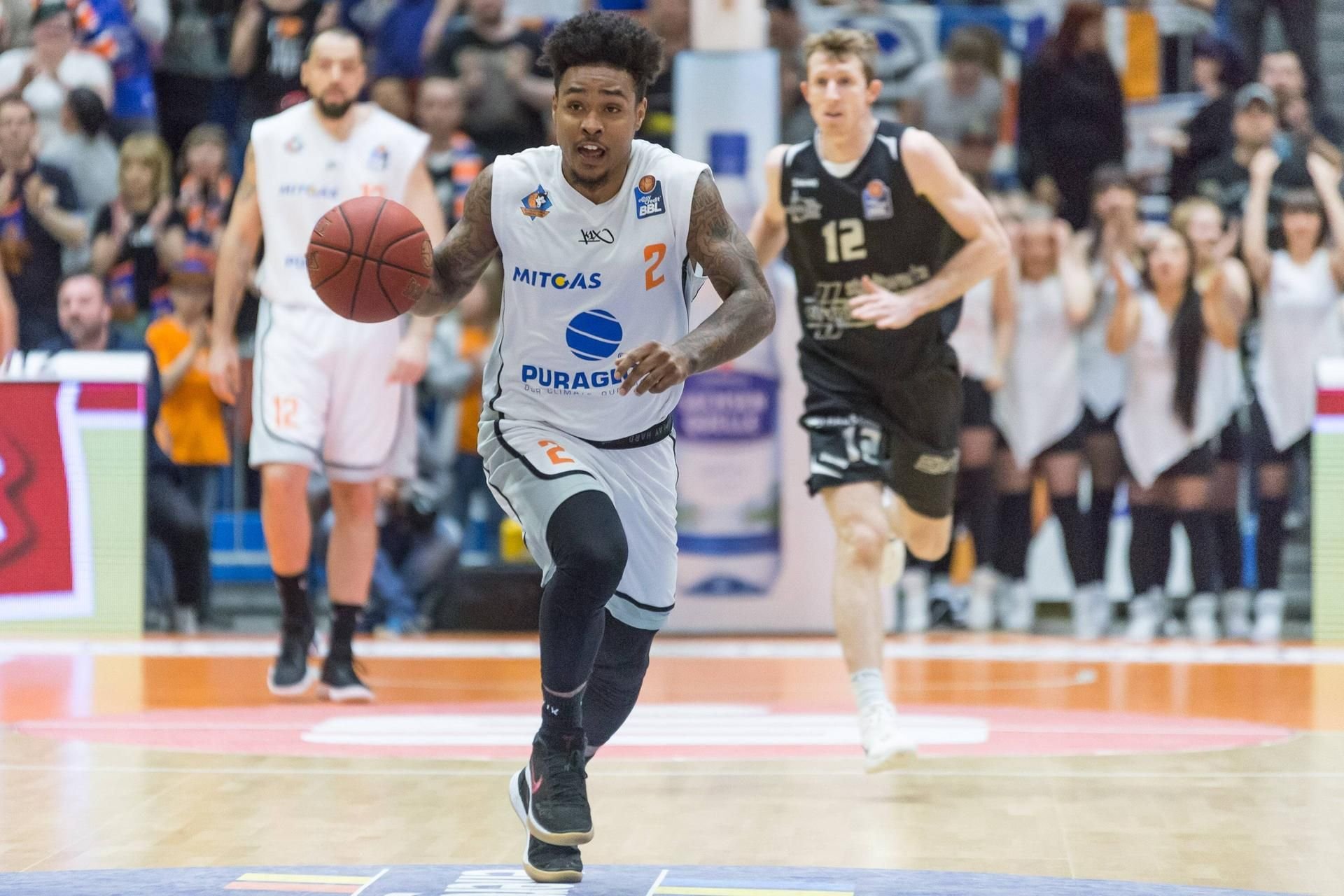 Lamont Jones zieht zum Korb. Sein MBC gewann das Derby in Jena.