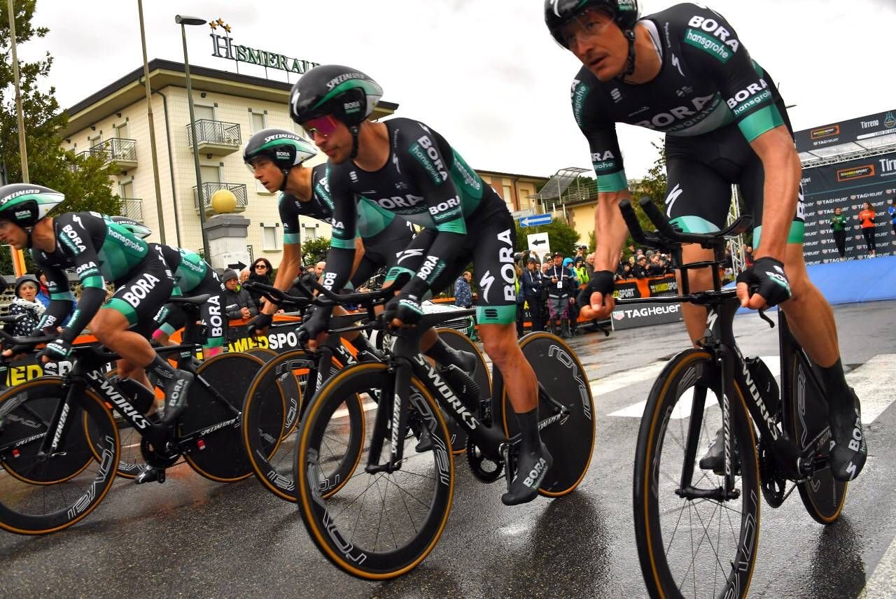 Das Team von Bora-hansgrohe beim Start der Zeitfahr-Etappe.