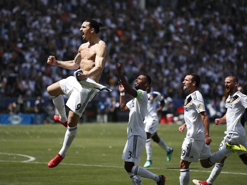 Doppeltorschütze Zlatan Ibrahimovic (l) lässt sich von seinen neuen Kollegen der Los Angeles Galaxy feiern. Foto: Jae C. Hong