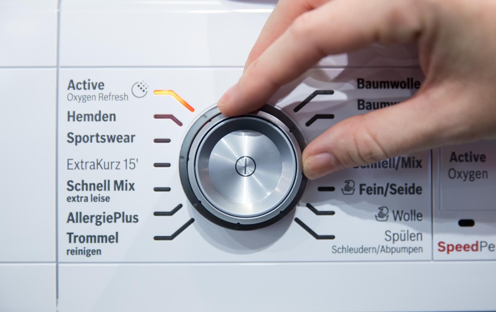Schnell-Mix, Extrakurz oder doch das normale Programm? Manche Verbraucher sind sich unsicher, wie die Wäsche am saubersten wird.