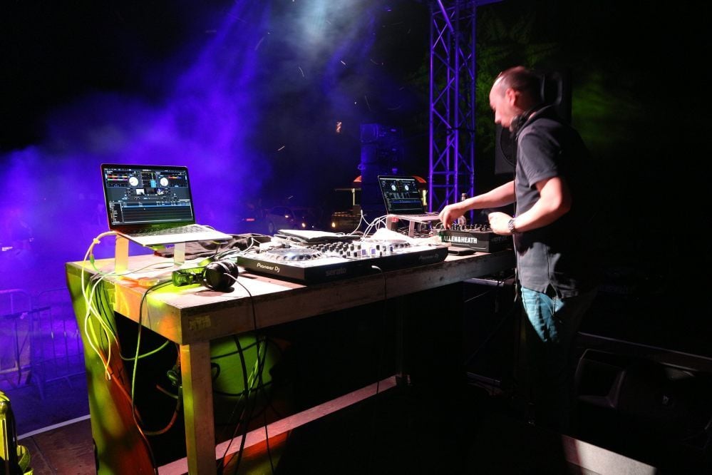 Für DJ André deLahoya war es der erste Auftritt vor Autos. Immerhin durften die Discobesucher in Merseburg ihre Wagen verlassen.