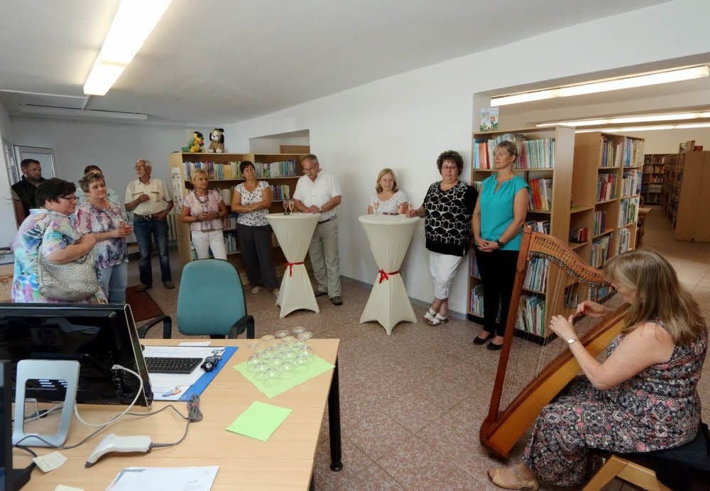 Die Bibliothek Annaburg wurde an ihrem neuen Standort feierlich eingeweiht. Dazu spielte Dorothea Schulze Harfe.