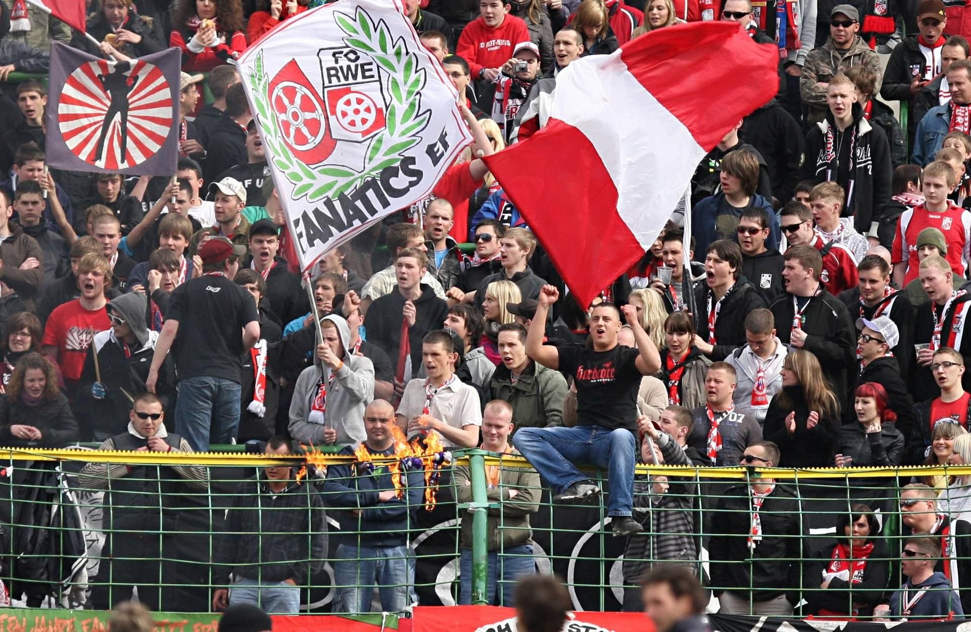 Blick in den Fanblock von Rot-Weiß Erfurt. Die Razzia richtete sich gegen eine Gruppierung, die dem Verein zugerechnet wird.