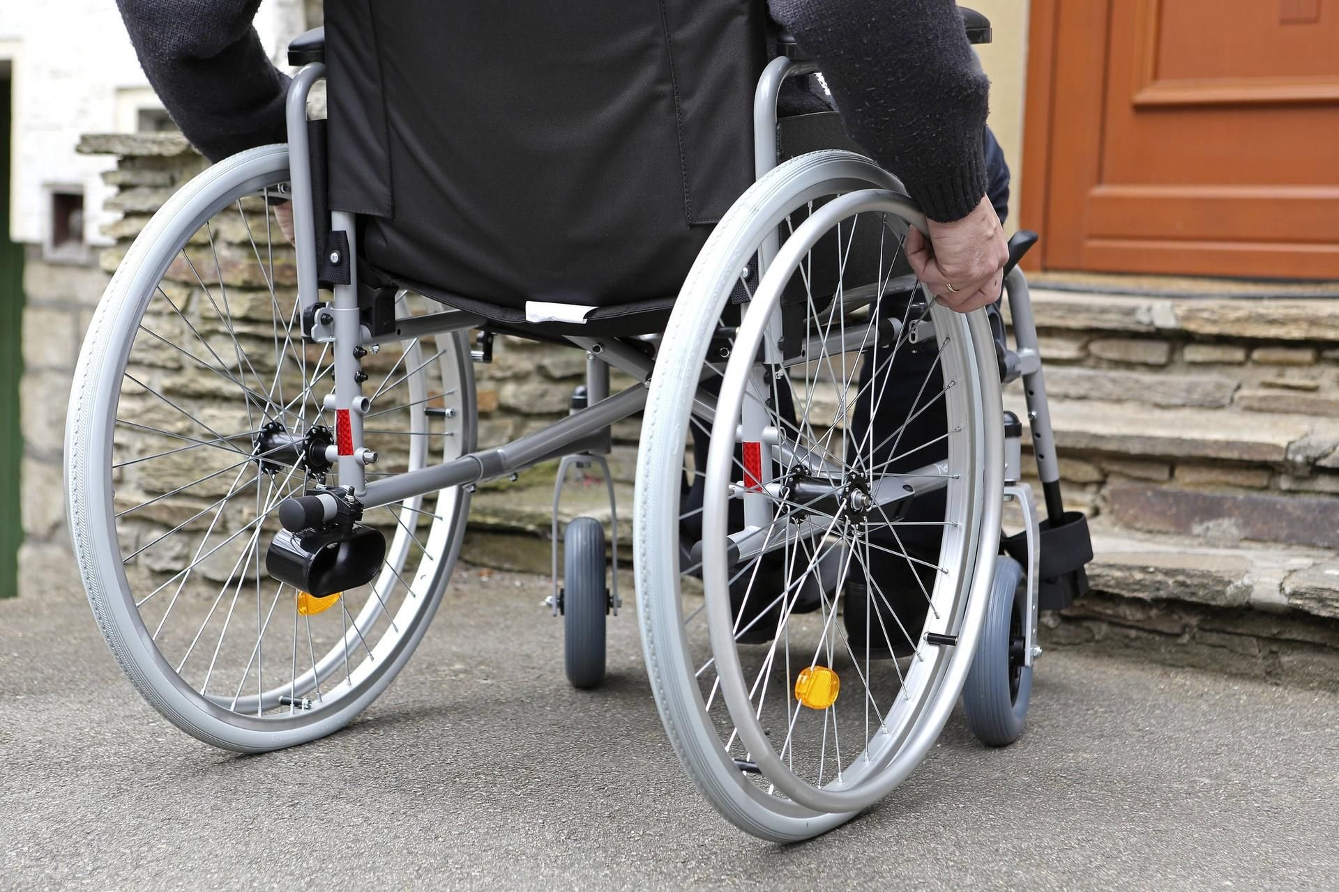 Stufen können nicht nur für Rollstuhlfahrer zu einem unüberwindbaren Hindernis werden, auch für viele ältere Leute sind sie ein Problem.