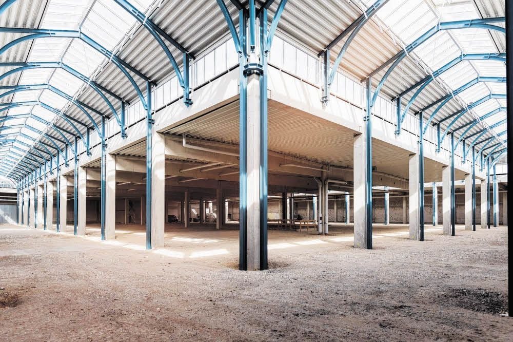 Bereits bei der Eröffnung des Outlet-Centers in Brehna vor einem Jahr war die komplette Fassade des Marken-Marktes fertig. Während im vorderen Bereich die Läden bereits zugänglich sind, muss der hintere Innenbereich noch ausgebaut werden. Dies soll innerhalb des ersten Halbjahres 2018 passieren. So soll die Anzahl der Geschäfte von derzeit 50 auf dann 90 erhöht werden.