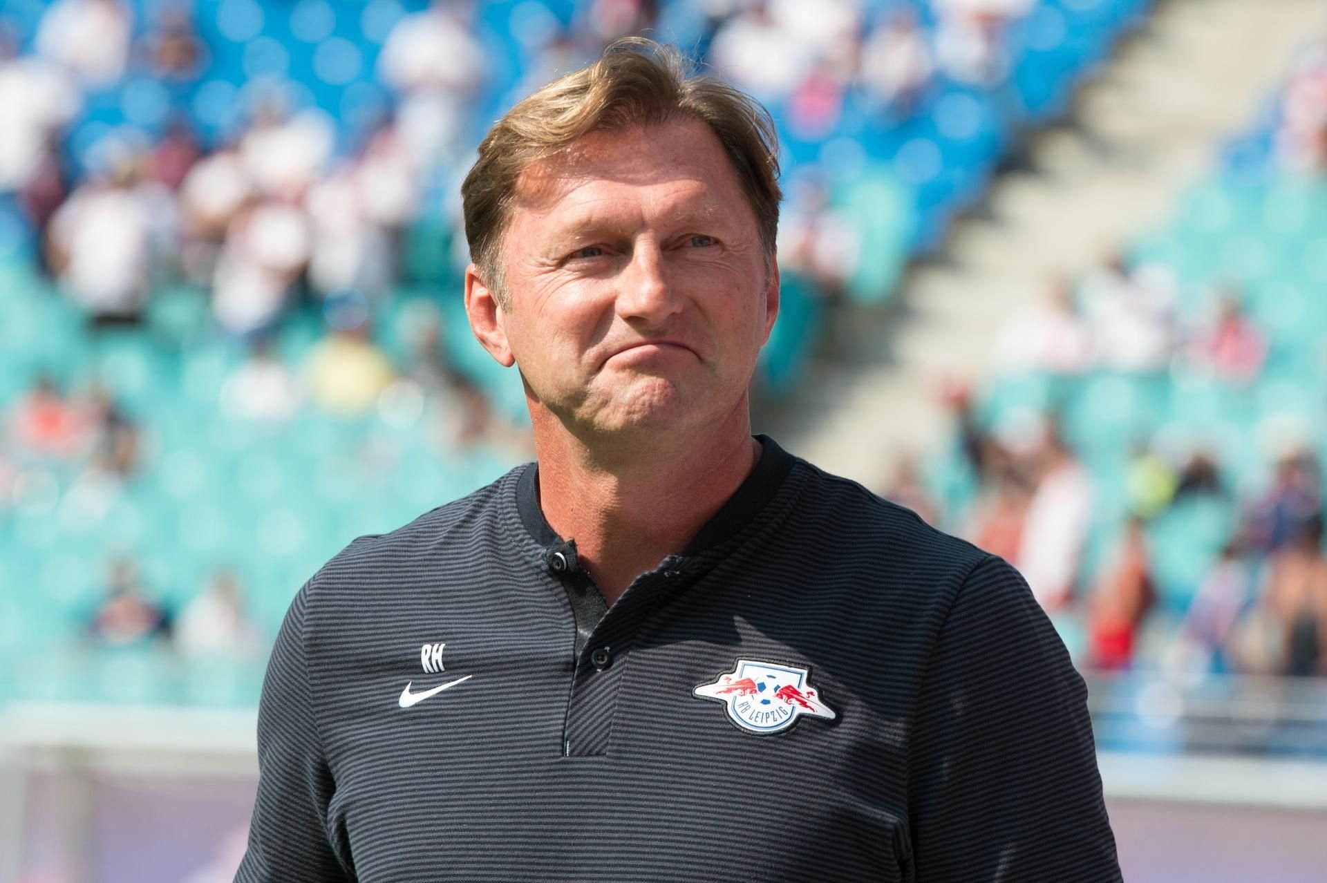 Leipzigs Trainer Ralph Hasenhüttl steht mit zufriedener Miene im Stadion.