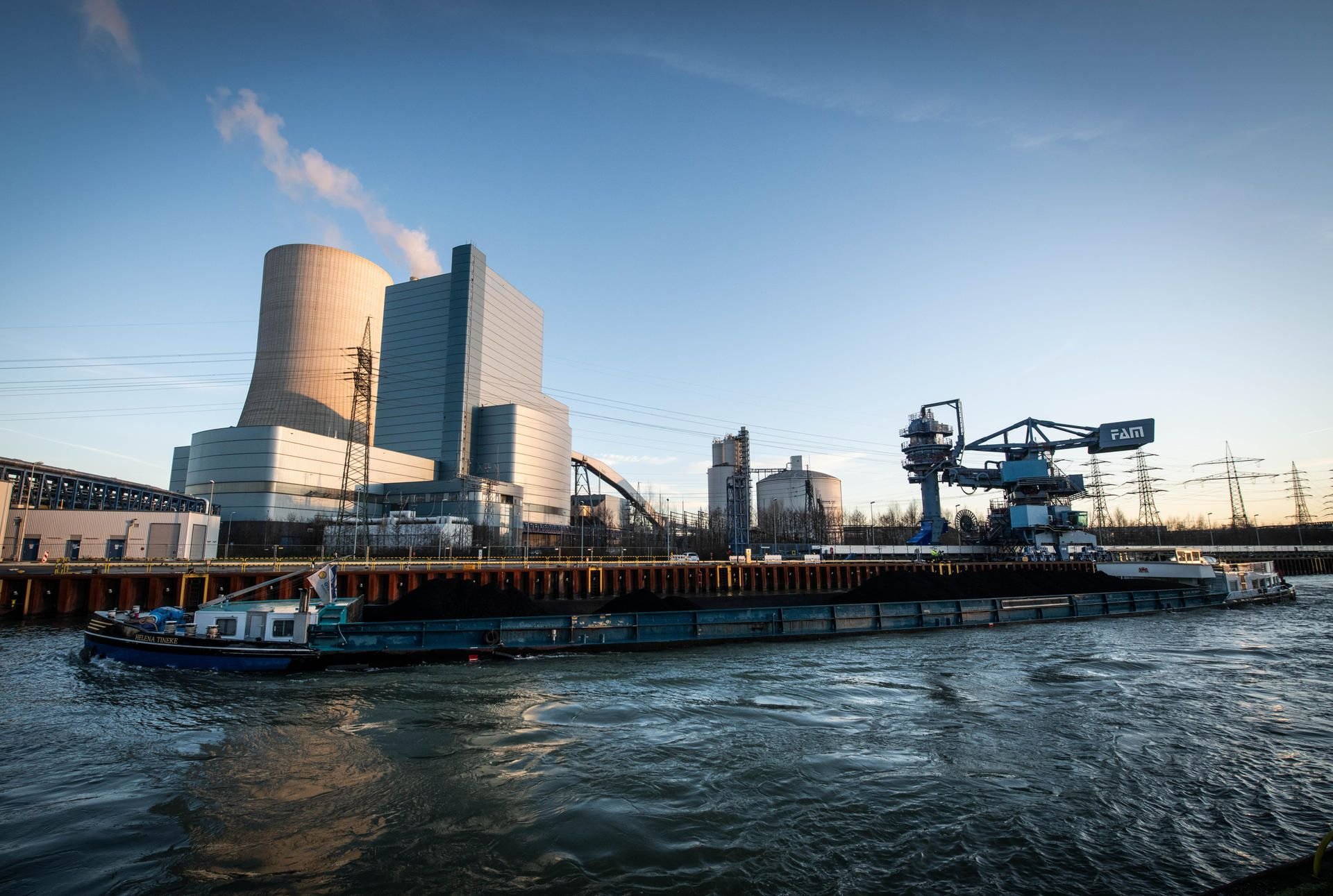 Ein mit Kohle beladenes Schiff am Kraftwerk Datteln 4