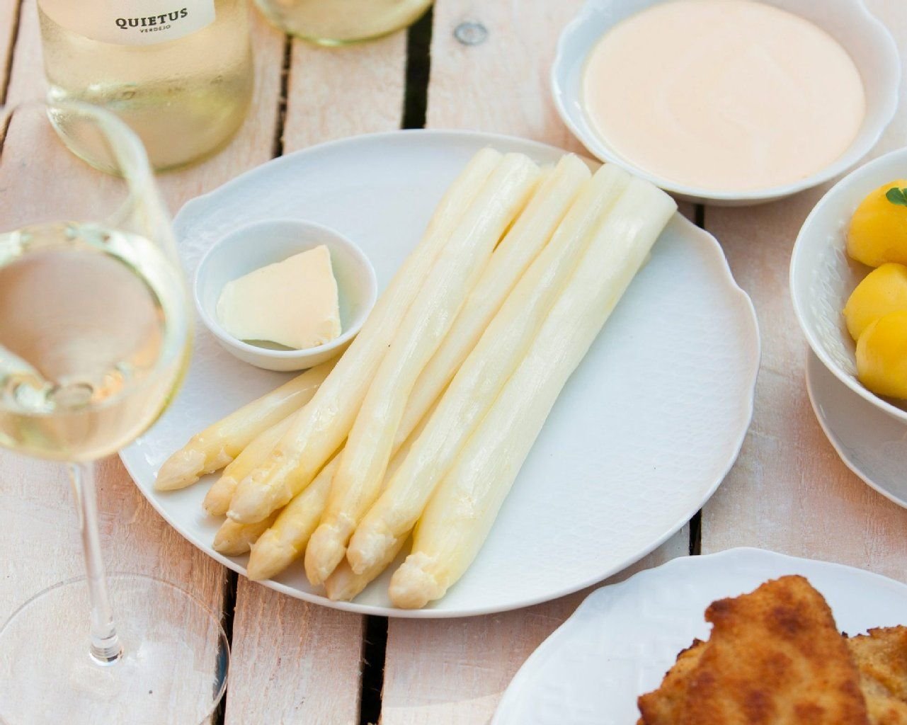 Mit Weißwein, Hollandaise und Schnitzel oder Schinken – die Deutschen lieben ihren Spargel.