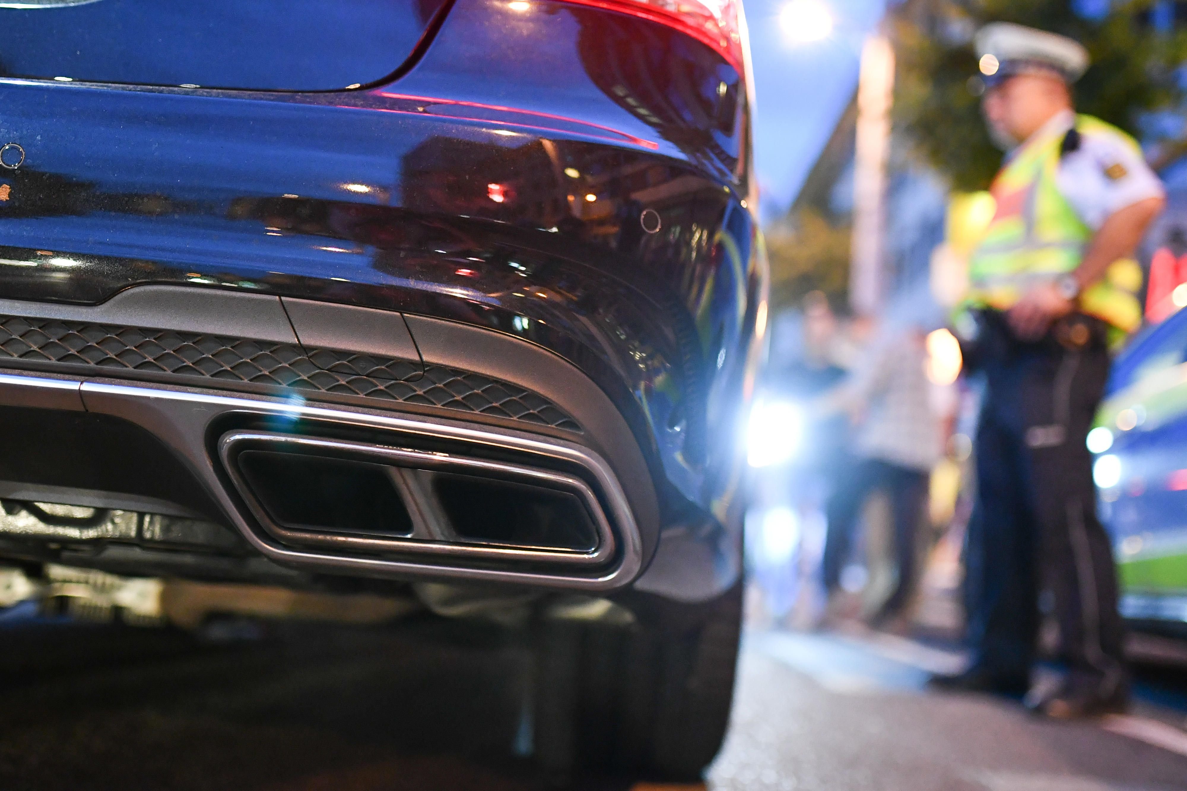 Polizeibeamte kontrollieren am 19.08.2016 in Mannheim (Baden-Württemberg) sogenannte Autoposer.