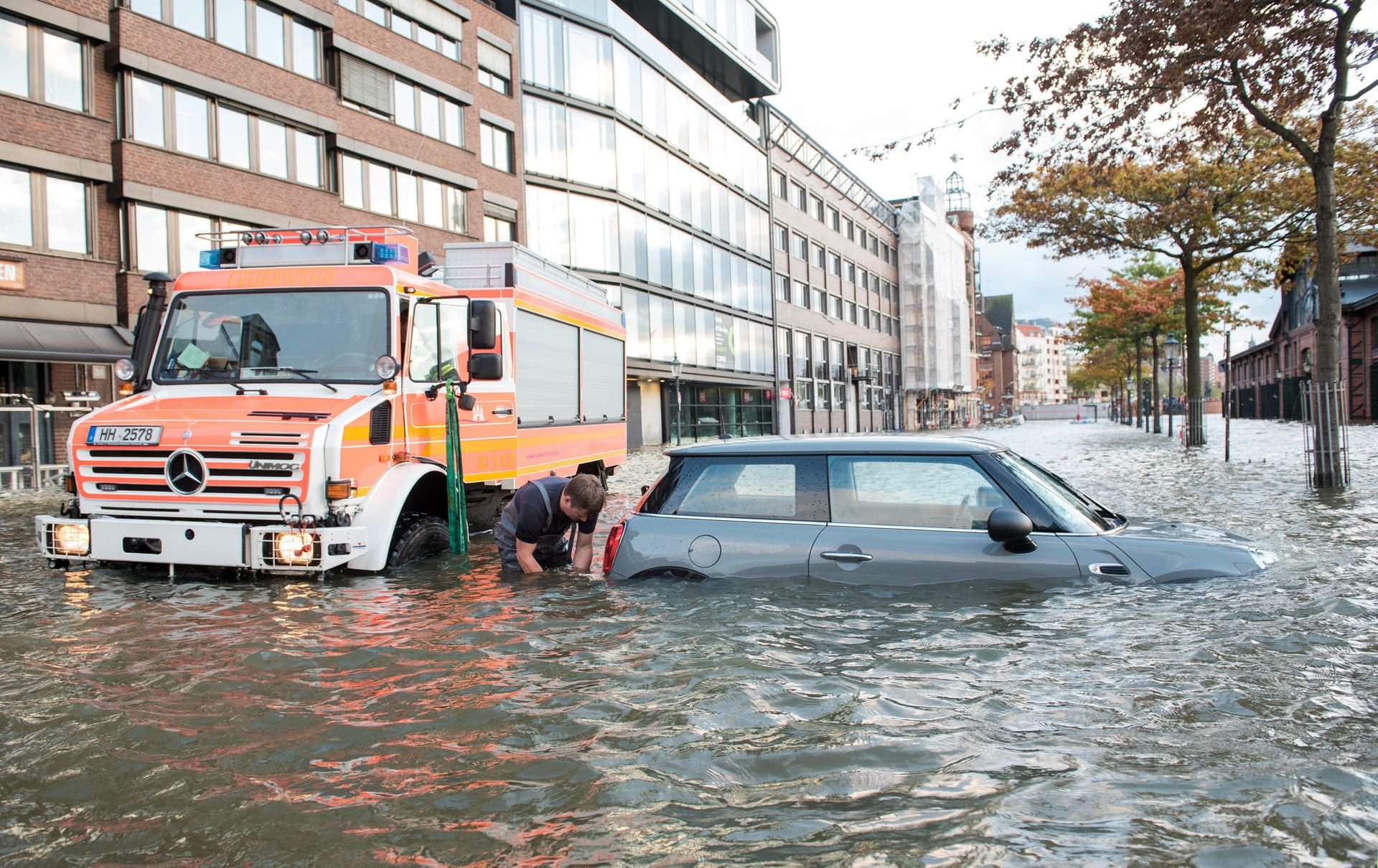 Ein Auto steht in Hamburg am Fischmarkt im Wasser. Die Sturmflut überflutete die Strassen.