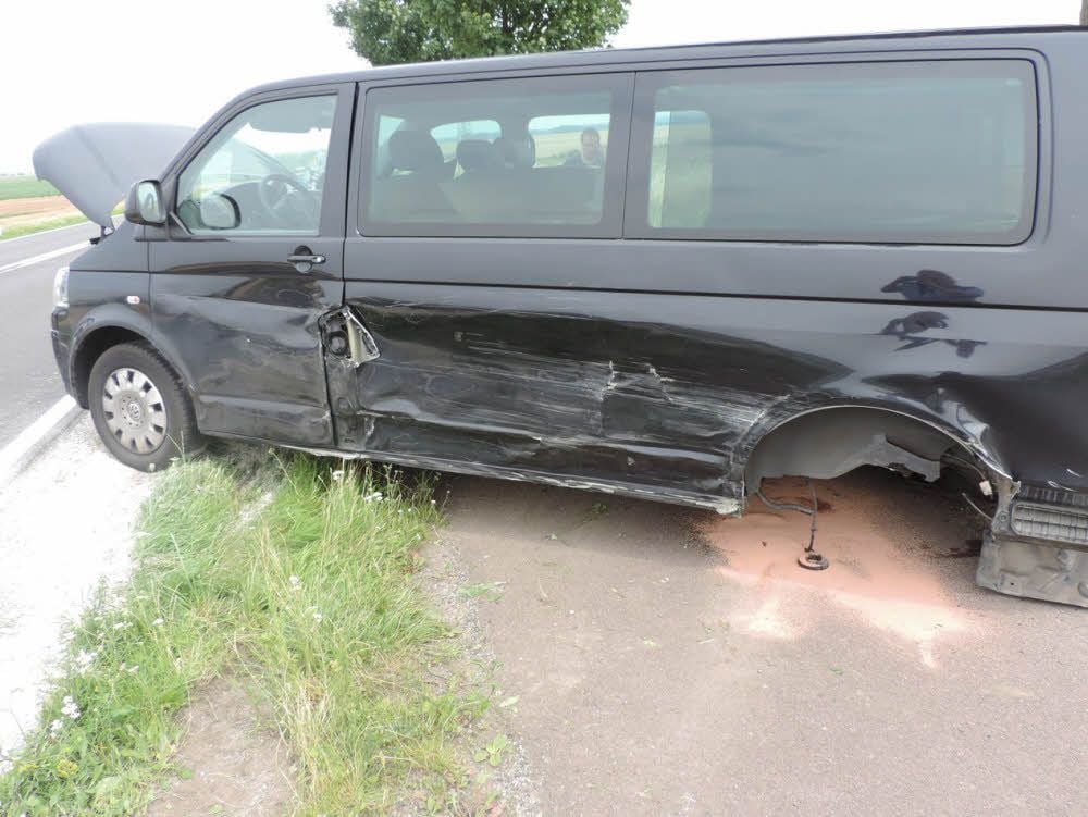 Der Fahrer dieses VW-Transporters versuchte, dem Opel der 83-Jährigen auszuweichen, auszuweichen, geriet dadurch ins Schleudern und prallte gegen einen Baum.