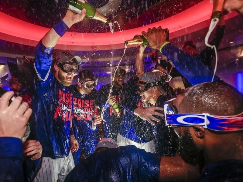 Die Spieler der Chicago Cubs feierten das Erreichen der World Series mit Champagner. Foto: Tannen Maury