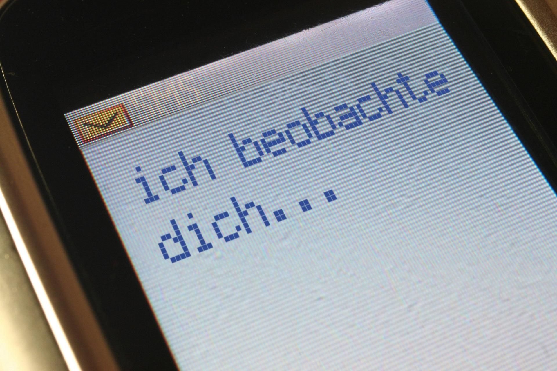 Wer Menschen stalkt, soll zukünftig schneller verurteilt werden können.