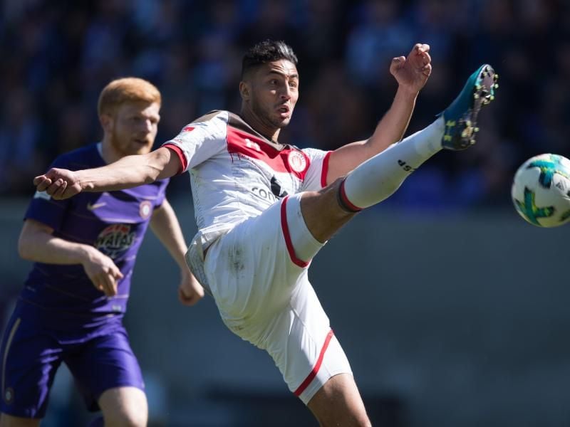 Hoch das Bein: Paulis Aziz Bouhaddouz (r) ist vor dem Auer Fabian Kalig am Ball. Foto: Sebastian Kahnert