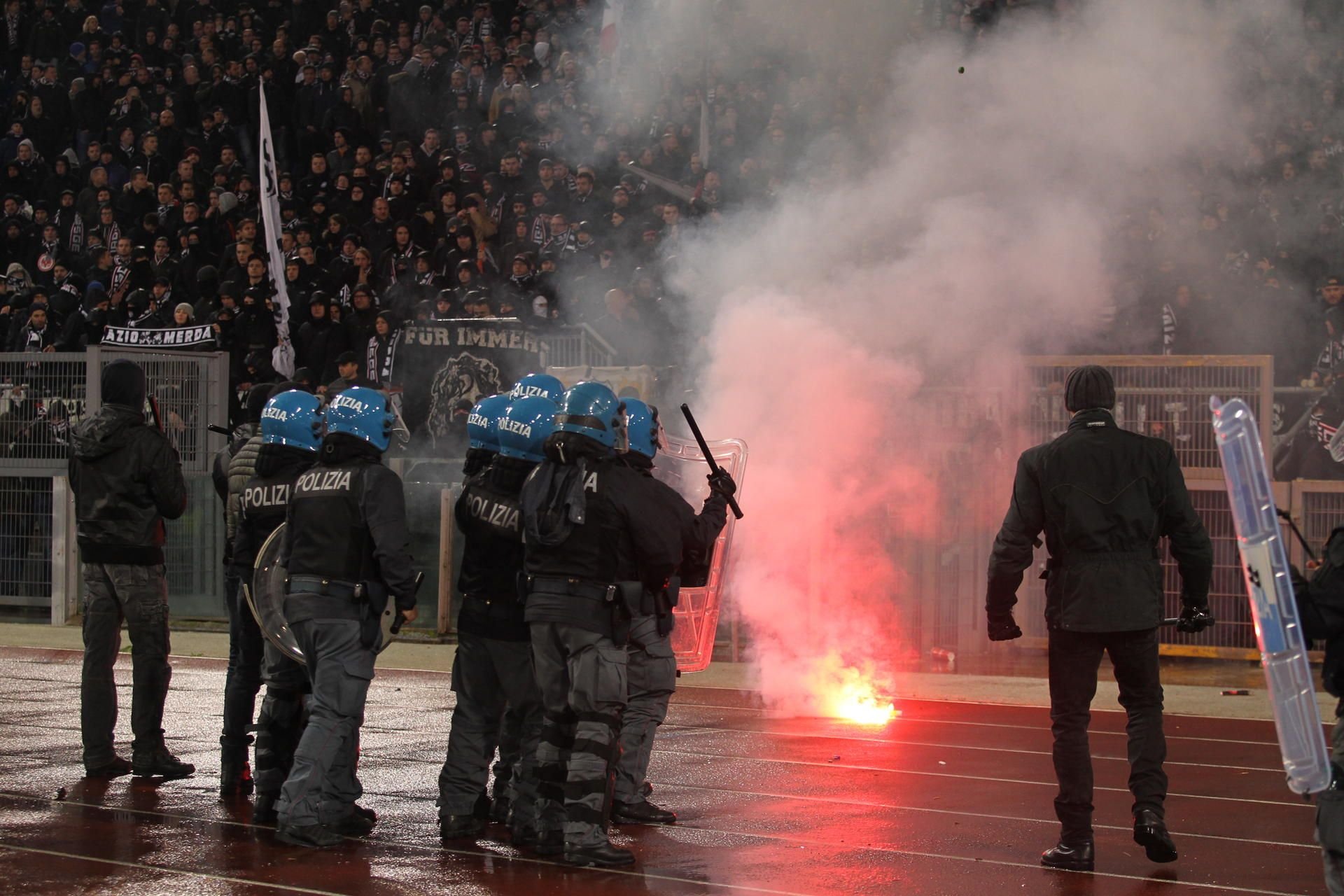 Eintracht Frankfurt Fans zündeten Pyrotechnik im Stadion.