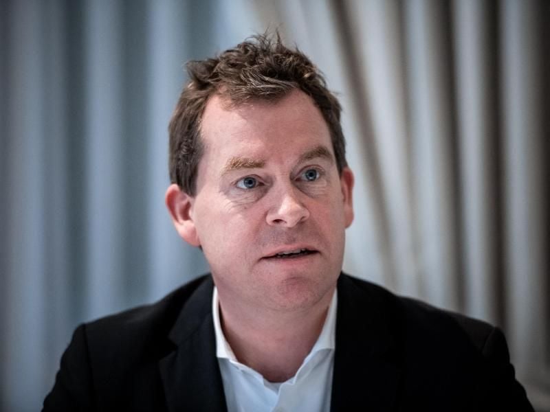 Ulf Kämpfer, Oberbürgermeister der Stadt Kiel, spricht auf einer Pressekonferenz. Foto: Fabian Strauch/dpa/Archivbild