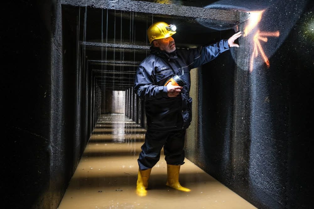 Ulf Möbius überprüft eine Wand in den Katakomben der Schleuse.