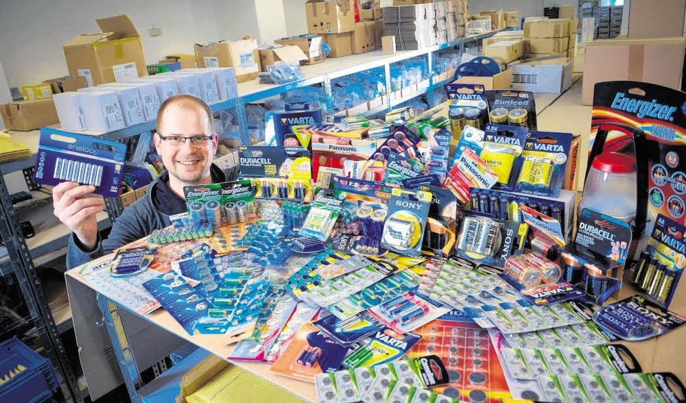 Johannes Schmidt verkauft mit seinem Unternehmen Decolectrix Elektronikartikel über das Internet. Vor allem Batterien laufen gut.