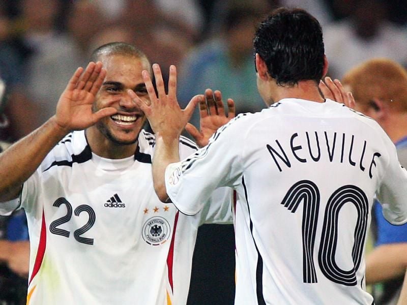 Sein größter Moment: David Odonkor (l) freut sich mit Oliver Neuville beim WM-Spiel gegen Polen. Foto: Michael Hanschke