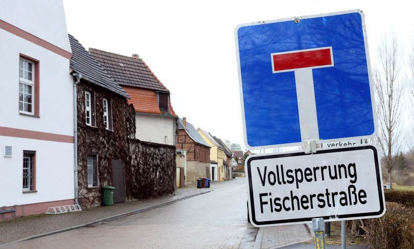 Die Alslebener müssen sich weiterhin auf Behinderungen im innerstädtischen Verkehr einstellen, denn die Vollsperrung der Fischerstraße bleibt bestehen.