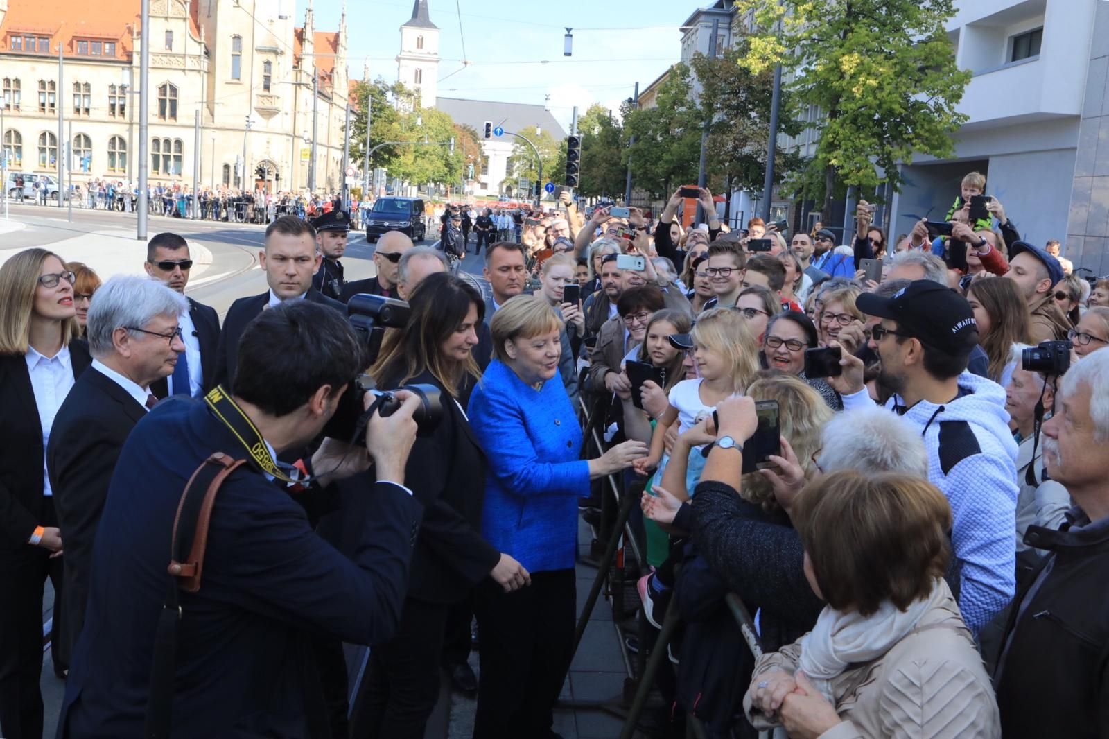 Angela Merkel ist vor dem Bauhaus Museum eingetroffen.