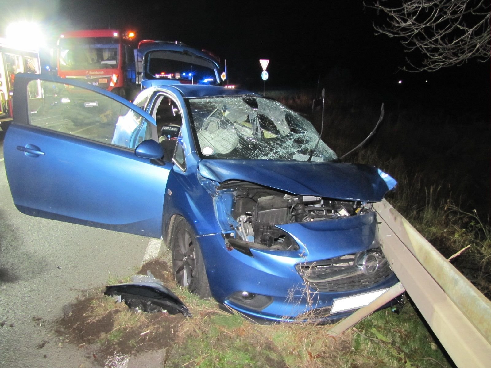 Die schwer verletzte Fahrerin des Opel-Fahrerin musste von der Feuerwehr befreit werden. Sie wurde in ein Krankenhaus gebracht.