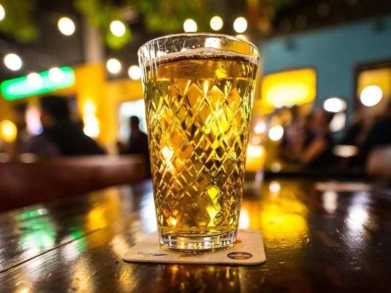 Ein Glas Apfelwein steht in einer traditionellen Apfelweinkneipe auf dem Tisch. Foto: Andreas Arnold/Archiv