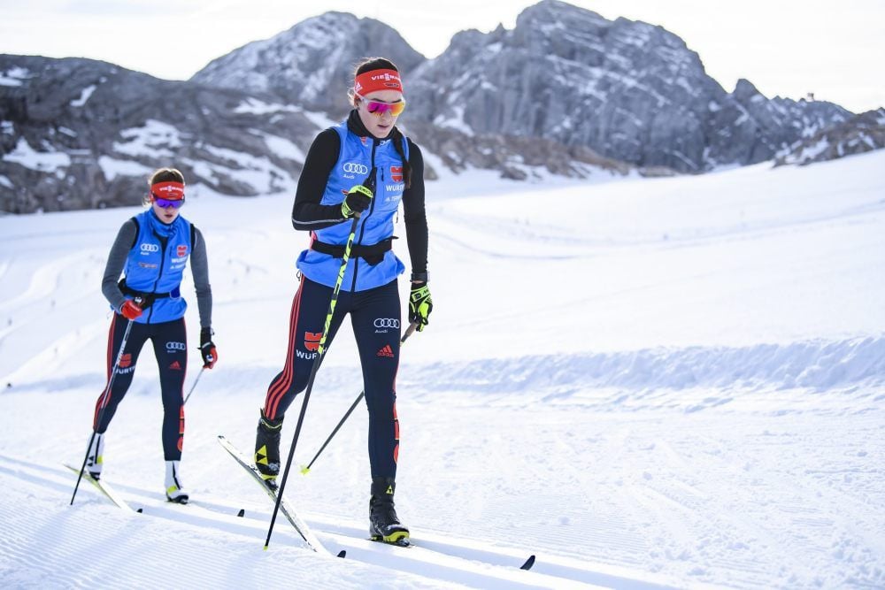 Jessica Löschke (vorn) vom TSV Leuna fokussiert beim Training auf dem Dachsteingletscher im Oktober 2019
