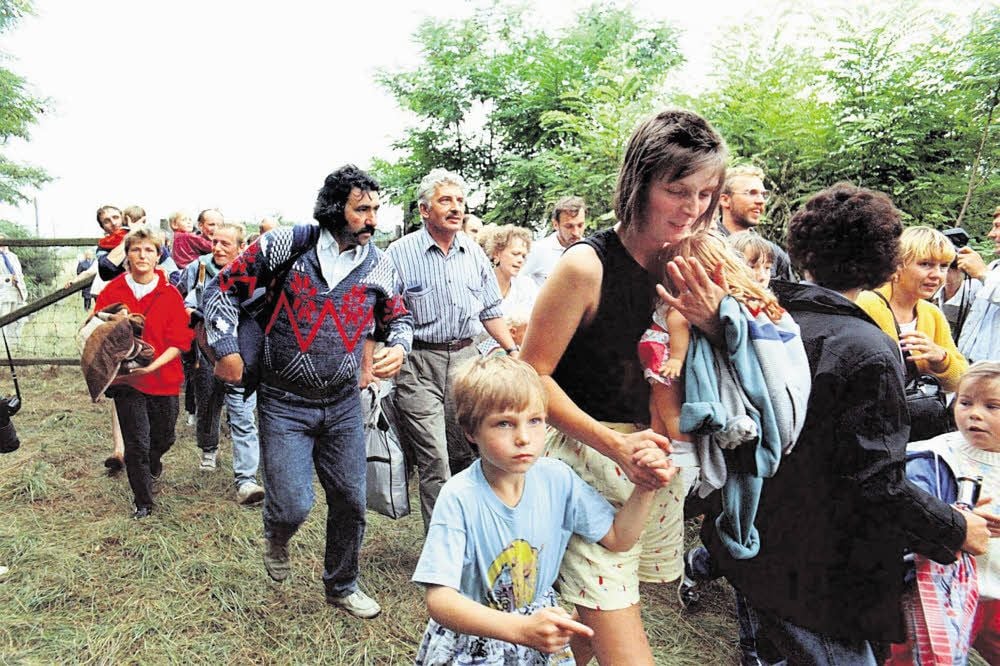 Hier geht’s in den Westen: Am 19. August 1989 laufen DDR-Flüchtlinge mit ihren Kindern durch das geöffnete Grenztor in Sopron.