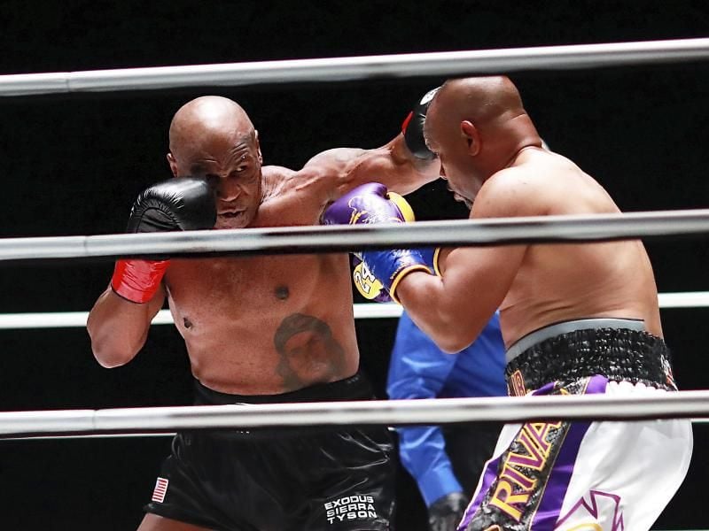 Mike Tyson (l) im Duell mit Roy Jones Jr.. Foto: Joe Scarnici/Triller/AP/dpa