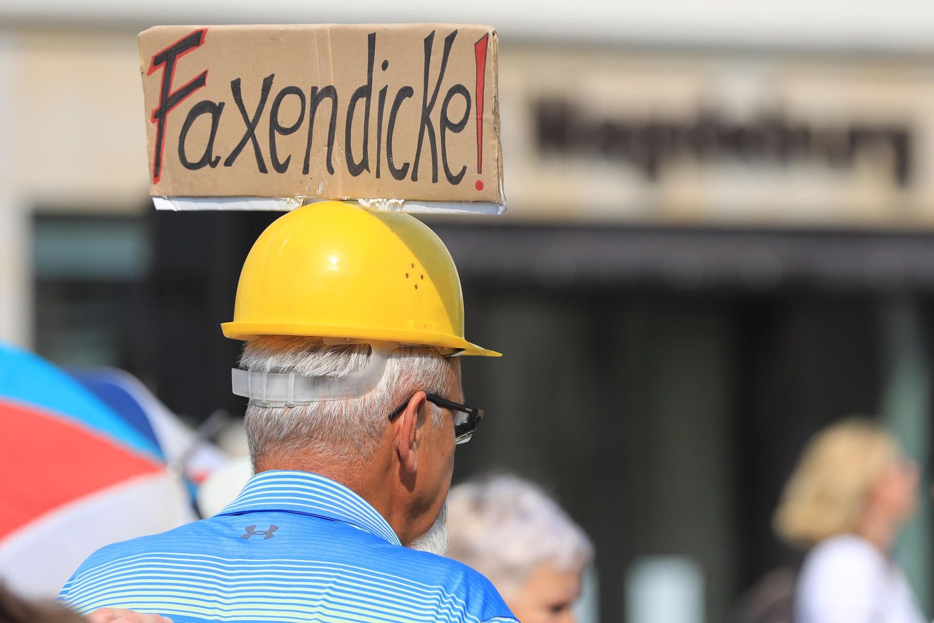 „Faxendicke!“ steht auf dem Pappschild eines Teilnehmers der Kundgebung des Organisationsteams „Team Querdenken - 391“ unter dem Motto „Recht auf Leben“ auf dem Alten Markt in Magdeburg.