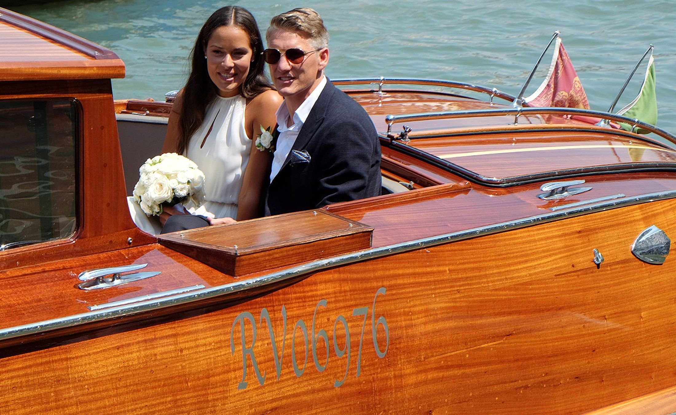 Auf der Rückbank einer klassischen Motoryacht nahm das Brautpaar Schweinsteiger/Ivanovic Platz.