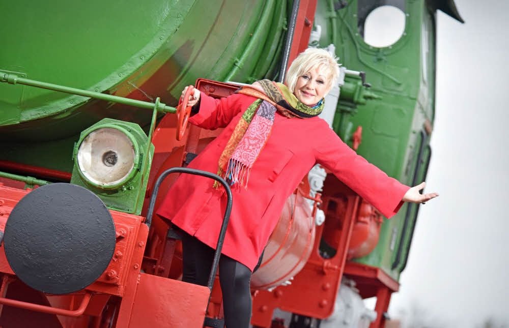 Bianca Graf an der historischen Lok in der Wolfener Oppenheimstraße: Die Reise ins „Wunderland“, mit der sie auch das Image von Bitterfeld-Wolfen etwas aufpolieren will, kann beginnen.