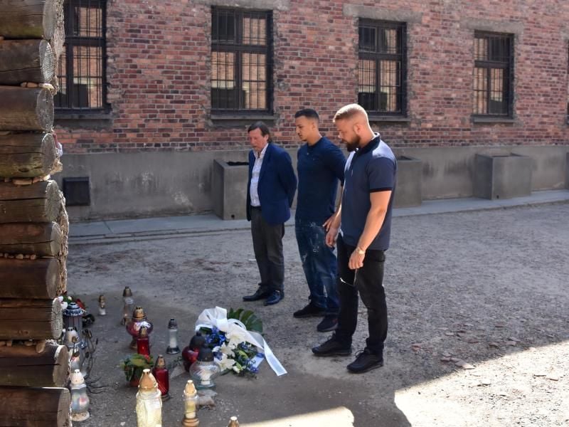 Christoph Heubner (l-r), Vizepräsident des Internationalen Auschwitz Komitees, und die Rapper Farid Bang und Kollegah an der Todeswand in der KZ-Gedenkstätte Auschwitz. Foto: Bernd Oertwig/Iak/Internationales Auschwitz Komitee