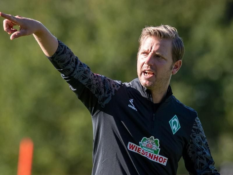 Sieht die Fitness seiner Spieler als Vorteil gegenüber dem VfL Wolfsburg an: Werder Bremens Trainer Florian Kohfeldt. Foto: Sina Schuldt/dpa
