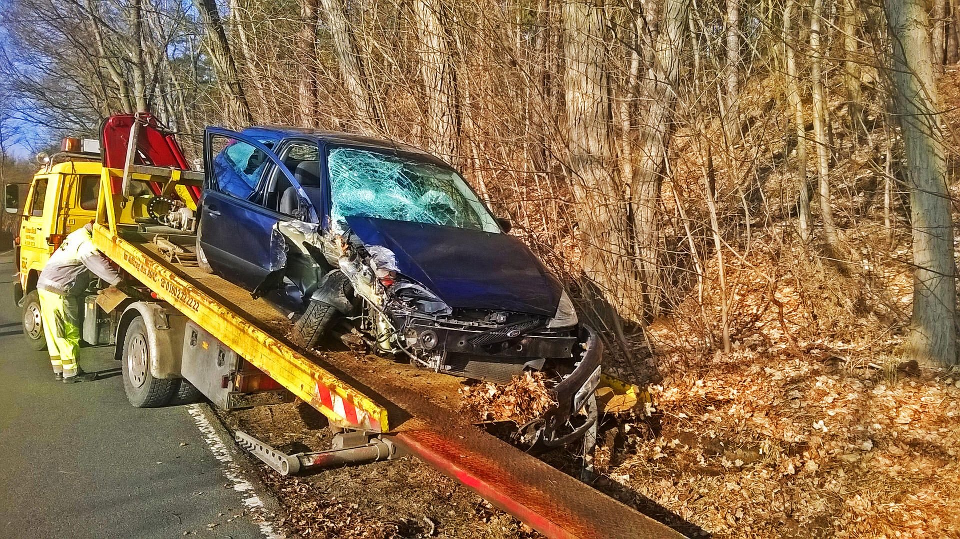 Nach einem Unfall auf der Landesstraße L129 zwischen Ogkeln und Bad Schmiedeberg musste der Ford Focus abgeschleppt werden. Die beiden Insassen, der 81-jährige Fahrer und die 81-jährige Beifahrerin wurden in ein Krankenhaus gebracht.