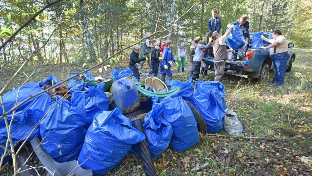Wohlstandsmüll in Größenordnungen. Die jungen Ranger haben einen Teil des Muldestausee-Ufers von Unrat gesäubert.