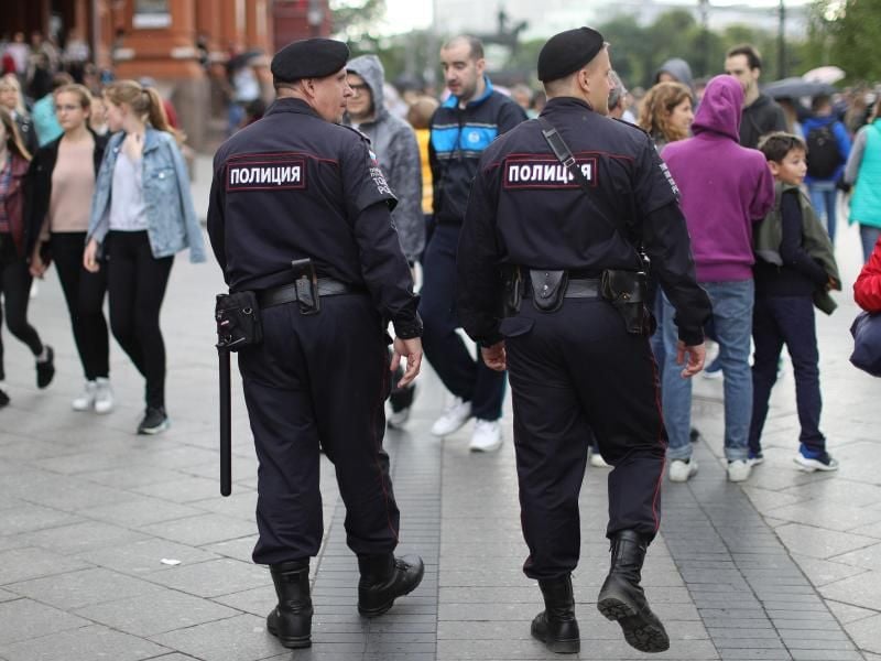 Bei der WM gefordert: Zwei Polizisten patrouillieren nahe dem Roten Platz in Moskau. Foto: Aaron Chown/PA Wire