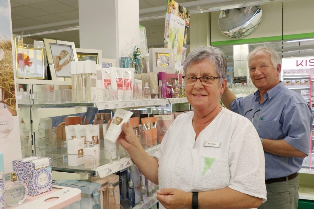 Iris und Bodo Heske gehen nach über 34 Jahren in den Ruhestand und schließen ihre Dronova-Drogerie in Könnern.