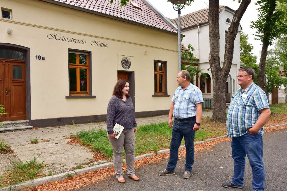 In Natho vor dem Heimatverein: Melanie Reichert, Heiko Elß und Hartmut Berndt.