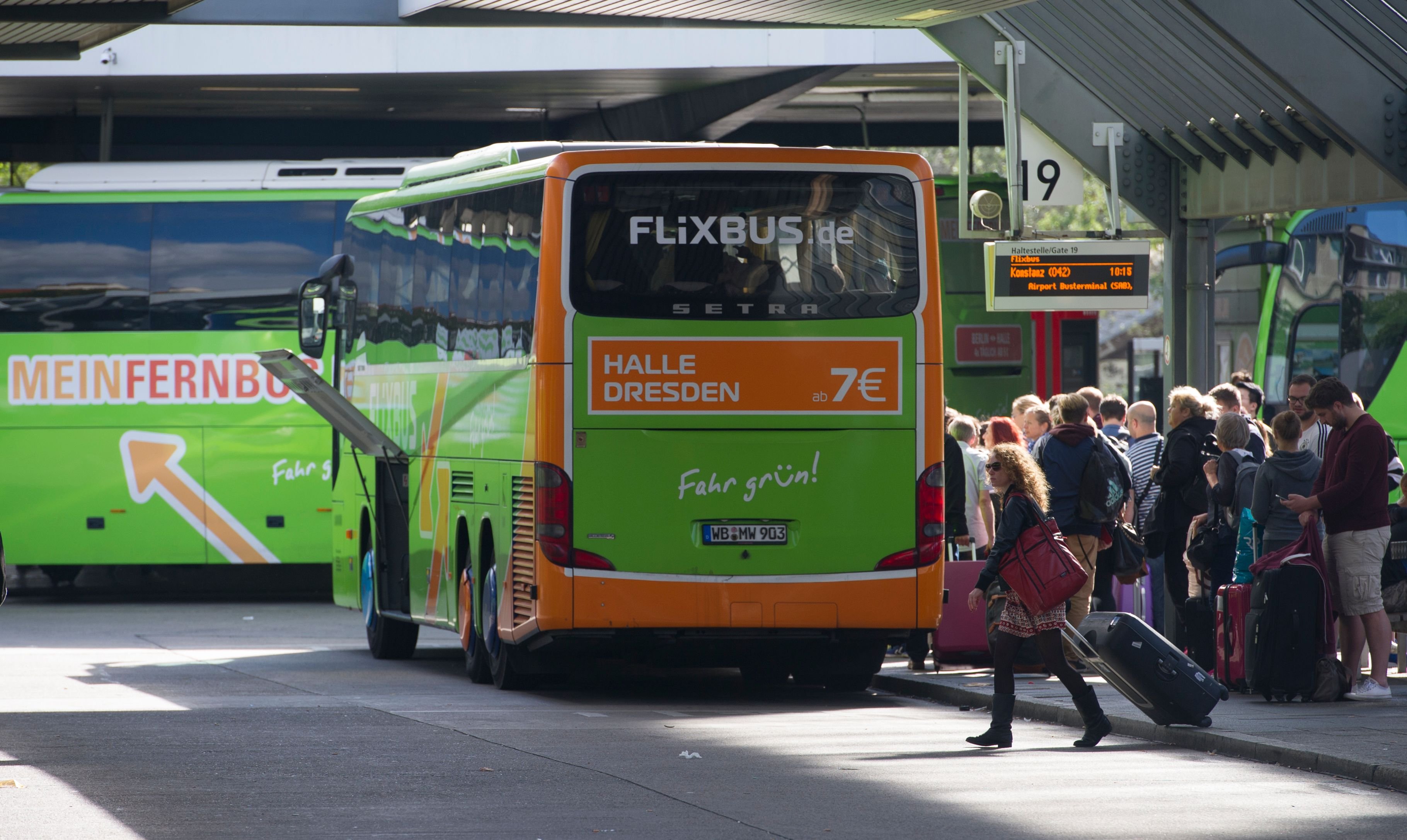 Ein Fernreisebus der Firma Flixbus steht in Berlin am Zentralen Omnibus-Parkplatz an der Messe an einer Haltestelle. (Symbolbild)